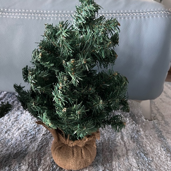 16 “ Undecorated CHRISTMAS TREE in BURLAP BAG- WIRED BRANCHES - Picture 6 of 6